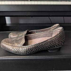 Clarks Women’s‎ Size 9 M Leather Loafers Low Heel Comfort Shoes Snake Embossed